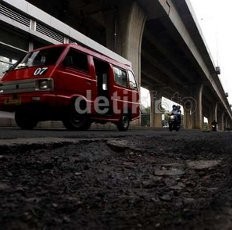 Hati-hati! Jalan Kapten Tendean Jaksel Berlubang