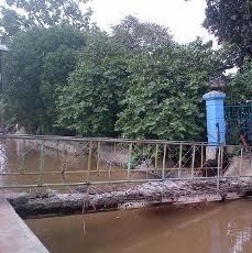 Jembatan Rahayu Kramat Jati Roboh Diterjang Air dari Kali Baru