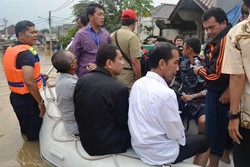 Jokowi Tinjau Tanggul yang Jebol di Tebet