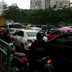 Pengendara Terjebak Kemacetan Dua Jam Akibat Banjir di Kemayoran