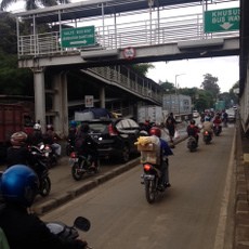 Genangan di Samping Halte Busway Jembatan Gantung, Lalin Padat