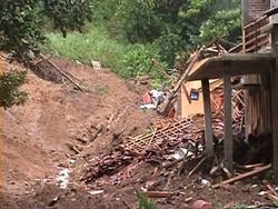 Belasan Orang Tertimbun Longsor di Kudus, 1 Ditemukan Tewas