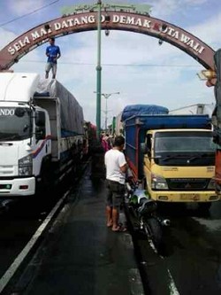 Cerita Ridwan Maju Kena Mundur Kena di Jalur Banjir Pantura