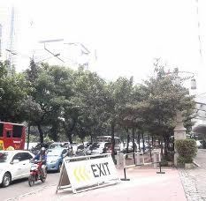 Papan Exit Melintang di Pintu Keluar Hotel Sahid, Trotoar Tertutup