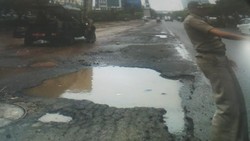 Jalan di Kelapa Gading Babak Belur Setelah Dihajar Banjir, Waspada!