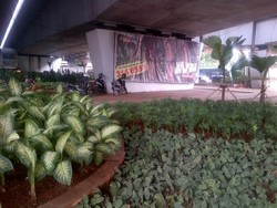 Sedapnya Menikmati Taman di Jantung Kota di Bawah Flyover Kuningan