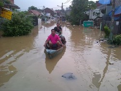 Akibat Tanggul Jebol, Rumah Warga di Tebet Dibanjiri Sampah