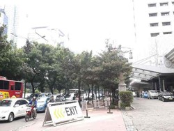 Aduh Sayang Ya! Palang Exit Hotel Sahid Tutup Trotoar di Sudirman