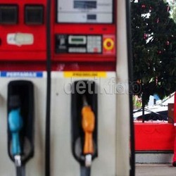 Jadi Nggak Sih Aturan Larangan Beli BBM Subsidi Pakai Uang Tunai?