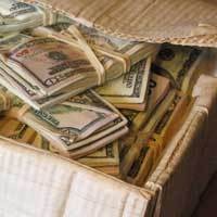 Segepok Uang Dolar dari Kayu