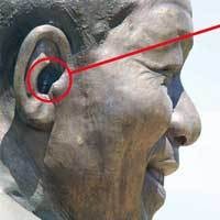 Kelinci Kontroversial Dalam Telinga Patung Nelson Mandela