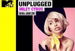 Pose Topless, Miley Cyrus Pakai Gigi Palsu yang Buat Mulut Monyong