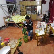 Mengharukan! Mahasiswa China Rawat Ayahnya yang Lumpuh di Asrama Kampus