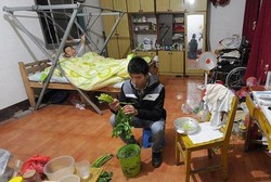 Mengharukan, Pria Ini Kuliah Sambil Urus Ayah yang Lumpuh di Asramanya