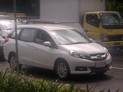 Honda Mobilio Kejebak Macet di Jalan Angkasa Kemayoran