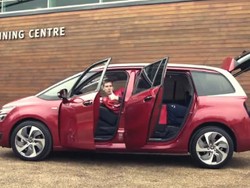 Begini Jadinya Jika Pemain Arsenal Mengetes Mobil