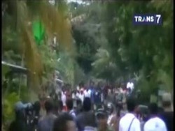 Ratusan Massa Serang dan Hancurkan Mobil Polisi