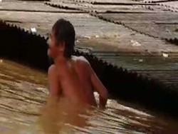 Kisah Bakti Anak di Tengah Deraan Banjir Jakarta