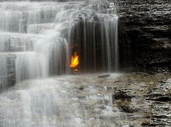 Misteri Api Abadi di Air Terjun New York