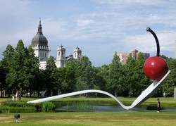 Unik! Kota di AS Punya Sendok dan Buah Ceri Raksasa