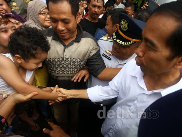 Jokowi Tinjau Banjir Kebon Baru