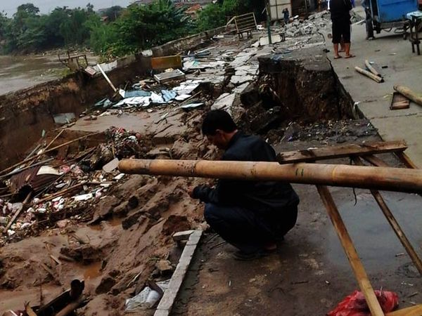 Jalan Raya Satria Mekar Amblas