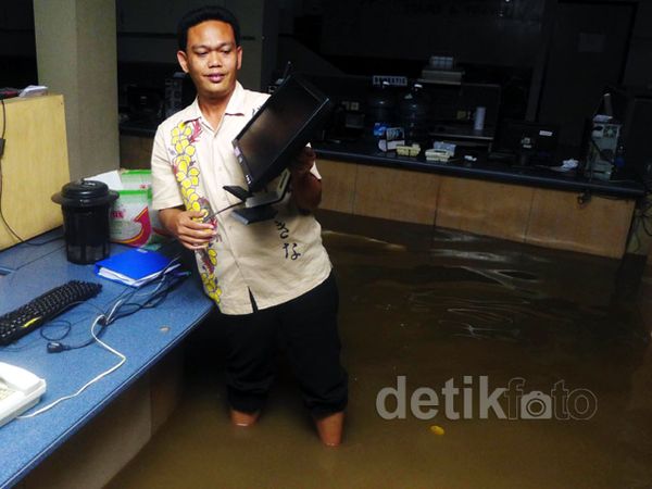 Banjir Masuki Perkantoran di Jalan Angkasa