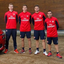 Ketika Penggawa Arsenal Jadi Penguji Mobil