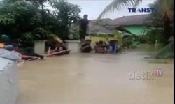 4 Orang Tewas Terseret Arus Banjir di Indramayu