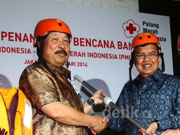 Nurani Astra Serahkan Bantuan ke PMI