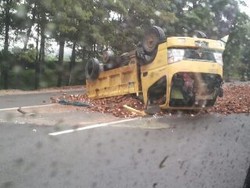 Truk Bermuatan Singkong Terbalik di Tol Jagorawi, Lalin Macet Hingga 3 Km