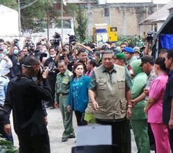 Sambut Kedatangan SBY, Pengungsi Sinabung: Merdeka, Merdeka, Merdeka!