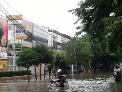 Jalan Bungur Kawasan Senen Masih Terendam Banjir