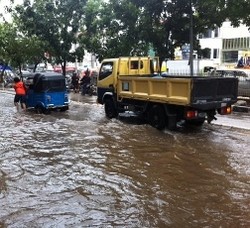 Bajaj Pak Dono Mogok Saat Terjang Banjir depan Green Garden