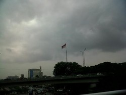Bendera Merah Putih Berlubang Berkibar di Cawang, Siapa yang Memasangnya?