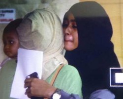 Sama-sama Jenguk Suami, Darin dan Sefti Bergandengan dan Cipika-cipiki