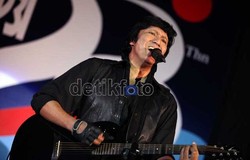 Mobil Artis Ikang Fawzi Tabrak Truk Tangki di Tol Cipularang