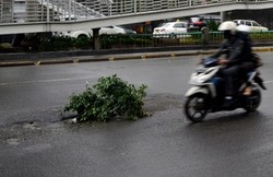 Awas! Banyak Jalan Berlubang Pejaten Arah Kuningan, Ini Lokasinya