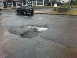 Banjir Surut, Jalan Berlubang Muncul di Depan Mal Citraland