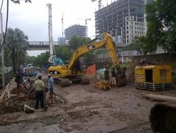 Jalan TB Simatupang Masih Diperbaiki, Motor Dialihkan ke Bahu Tol