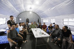 Ini Gaya Santai SBY dan Menteri-menteri di Tenda di Sinabung