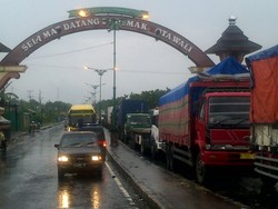 Jalur Perbatasan Demak-Kudus Banjir 1 Meter, Ratusan Truk Mengantre 3 Hari