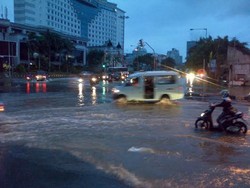 Ada Genangan Air, Lalin di Jalan Gunung Sahari Macet