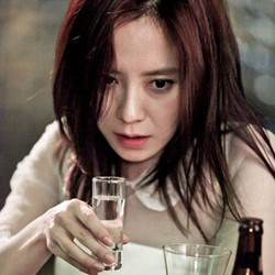 Song Ji Hyo Mabuk dengan Gaun Pengantin di Emergency Couple