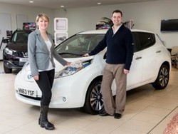 Dokter Gigi Ini Pemilik Mobil Listrik Nissan ke 100.000