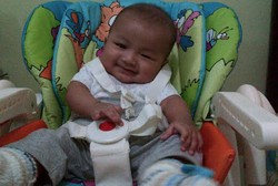 Meski Tanpa Usus Besar dan Kelamin Tak Sempurna, Bayi Rafi Selalu Tersenyum