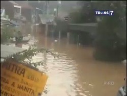 Tanggul Meluap, Pemukiman Terendam hingga 3 Meter