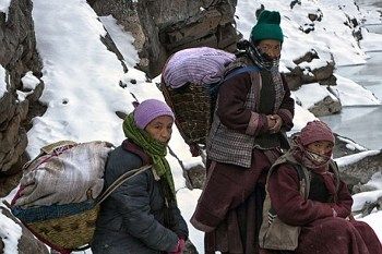 Potret Wanita Ladakh yang akan Melahirkan, 9 Hari Jalan Kaki di Gunung Es