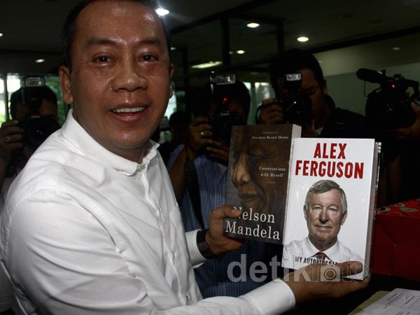 Saan Bawakan Dua Buku Untuk Anas