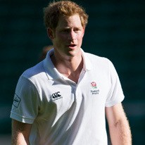 Pangeran Harry Minum Sampanye dengan Kaki Palsu Temannya